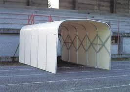 Estructura de túnel tipo carpa en un entorno urbano